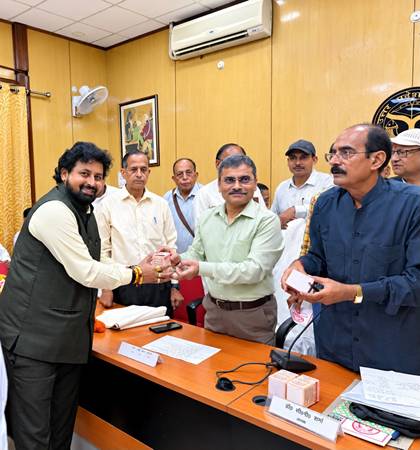 Uttar Pradesh State Legislature Pensioners Association Celebrates Vishwakarma Puja & Seva Sankalp Program on Prime Minister Narendra Modi’s Birthday; VKDL NPA Advisory Council Chairman Vinay Kumar Dubey Felicitated.